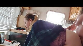 Un poco de diversión durante el día en la autocaravana, follada de almuerzo para la esposa zorra