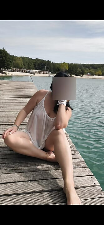 Μια MILF ποζάρει μπροστά στην κάμερα.