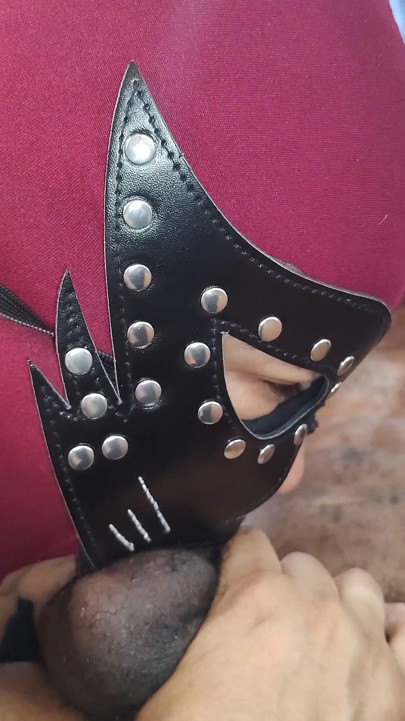 Mặt nạ nữ hoàng cổ họng trục trặc