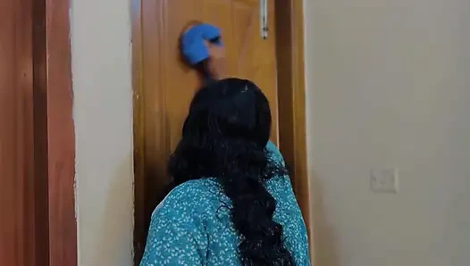 Pembantu muslim arab pantat montok lagi bersih-bersih kamarku sebelum aku ngeliat pantat montoknya sambil bugil & mulai ngocok kontolnya