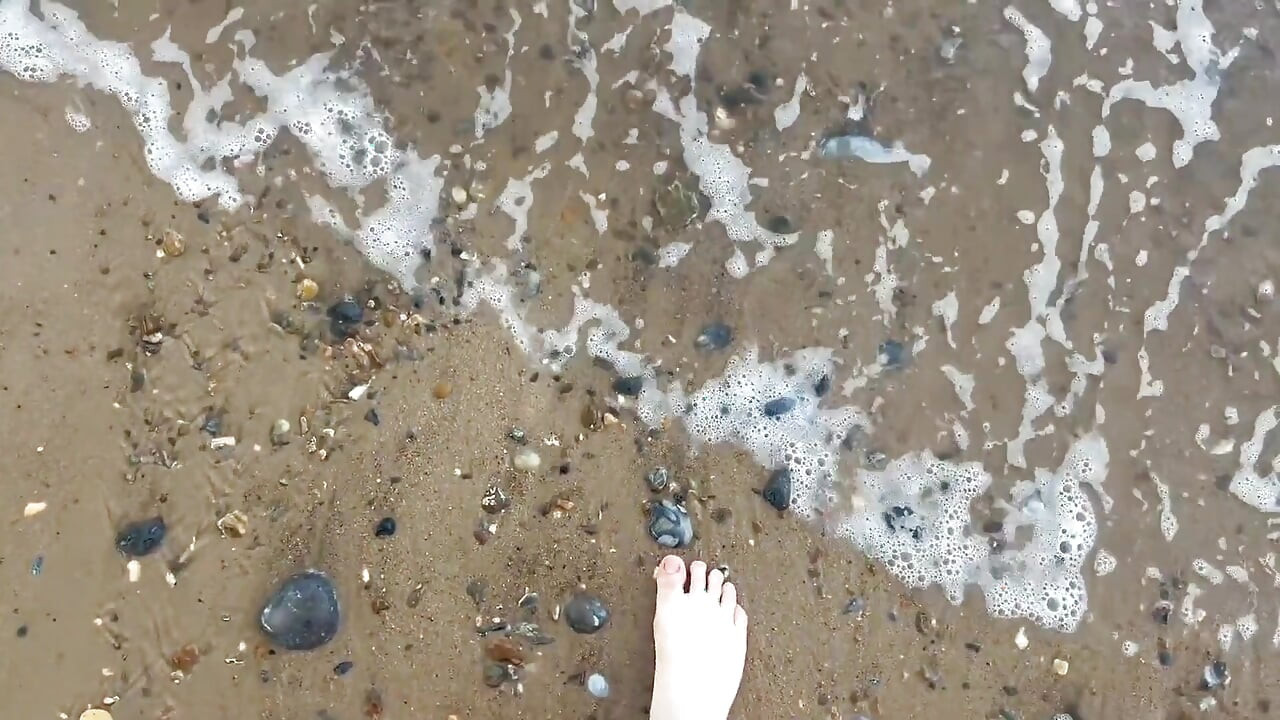 Босоніж гуляючи по пляжу, Sfw