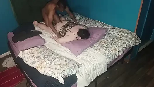 O şişman amcığı iyi sikiyor