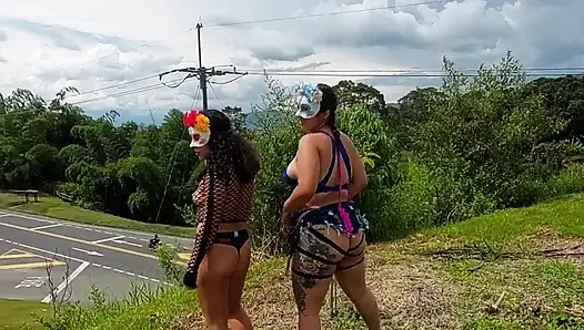 Fotoğraf seansı açık havada lezbiyen seksle bitiyor