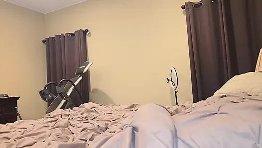 Tante seksi lagi asik masturbasi sendirian sampai orgasme