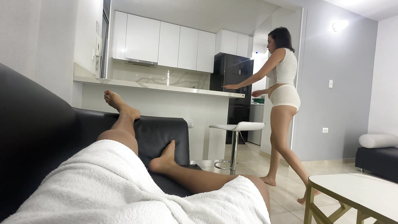 Eu penetro a bunda apertada da minha enteada pela primeira vez. Termina em um orgasmo rico e uma gozada forte
