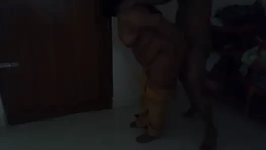 Saudi-arabisches zimmermädchen vom besitzer beim hausfegen grob gefickt (arabische ethnisch)
