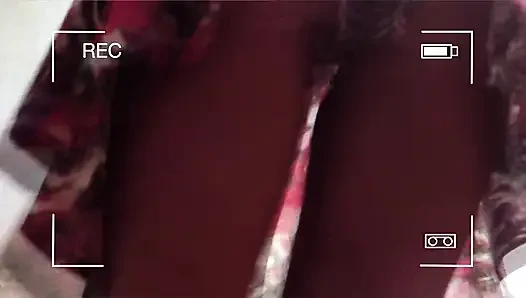 Pelukis menjatuhkan kuas dan memberikan kuas pada nyonya rumah