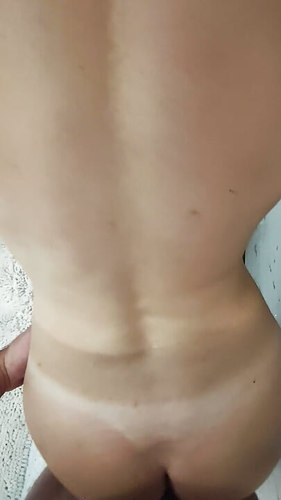 Une chaude blonde se fait baiser et fait une pipe sous la douche.