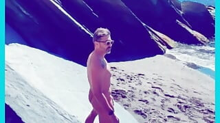 Gola na lokalnoj plaži Dopuštam Suncu da Me Udari u Tijelo