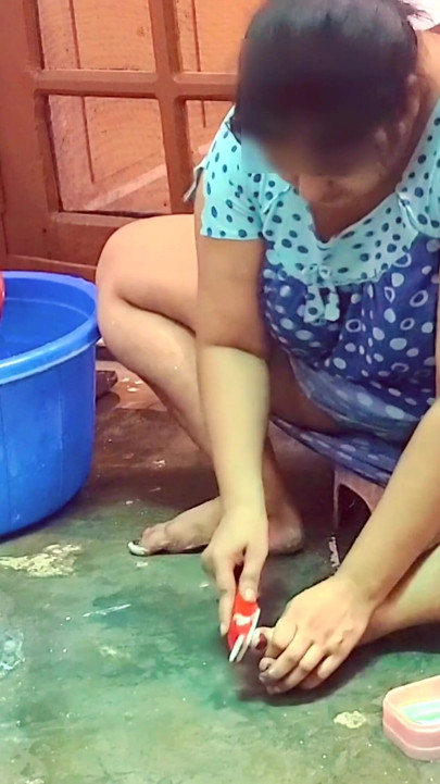 Vào mùa hè, tôi tận hưởng bồn tắm xxx nóng bỏng với anh kế