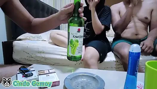 Bokep Indo terbaru - Istri cantik di ajak threesome Vs BBC