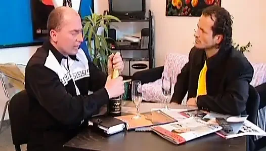 Çarpıcı porno yıldızı iki adam tarafından sikiliyor