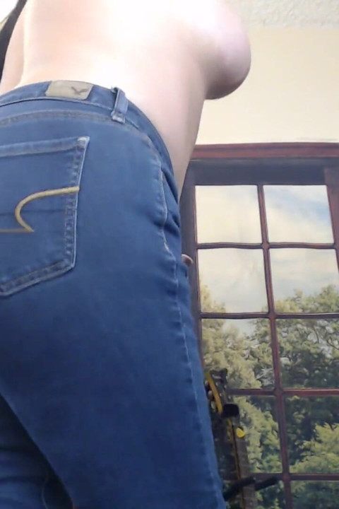 Cur dolofan sărea încercând blugi