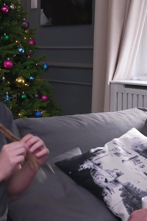Zrela dama liže mala stopala, lezbijski seks!
