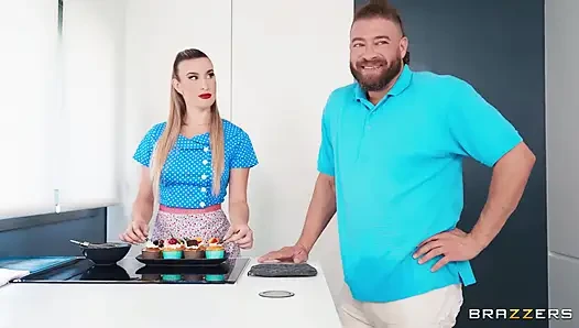 Brazzers - Apra Shay находится на фриковатой Комнате и получает ее большую задницу долбит