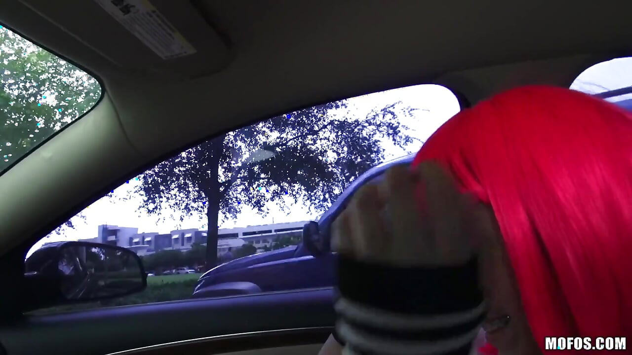 Stranded Teens - morena Natalie Monroe chupa Bruno e leva uma bunda grande e fodida depois que ele para em um carro