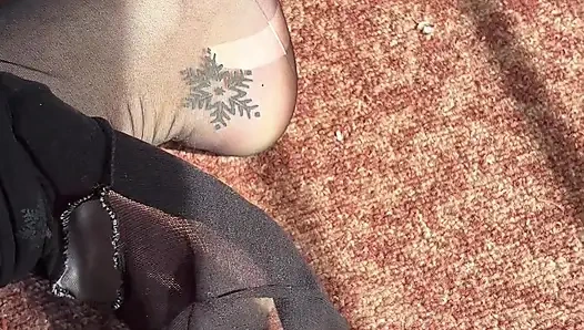 Cewek imut dengan stoking seksi dengan sepatu hak tinggi