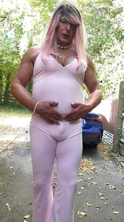 Crossdresser kellycd2022 u ružičastom kombinezonu i štiklama