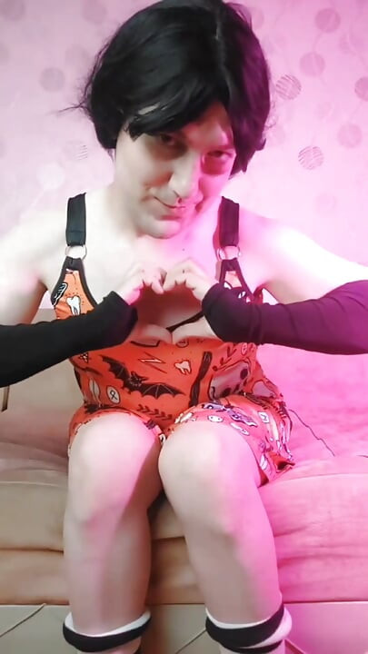 Cadılar Bayramı Kıyafetli Amatör Femboy Çekici Bacaklar