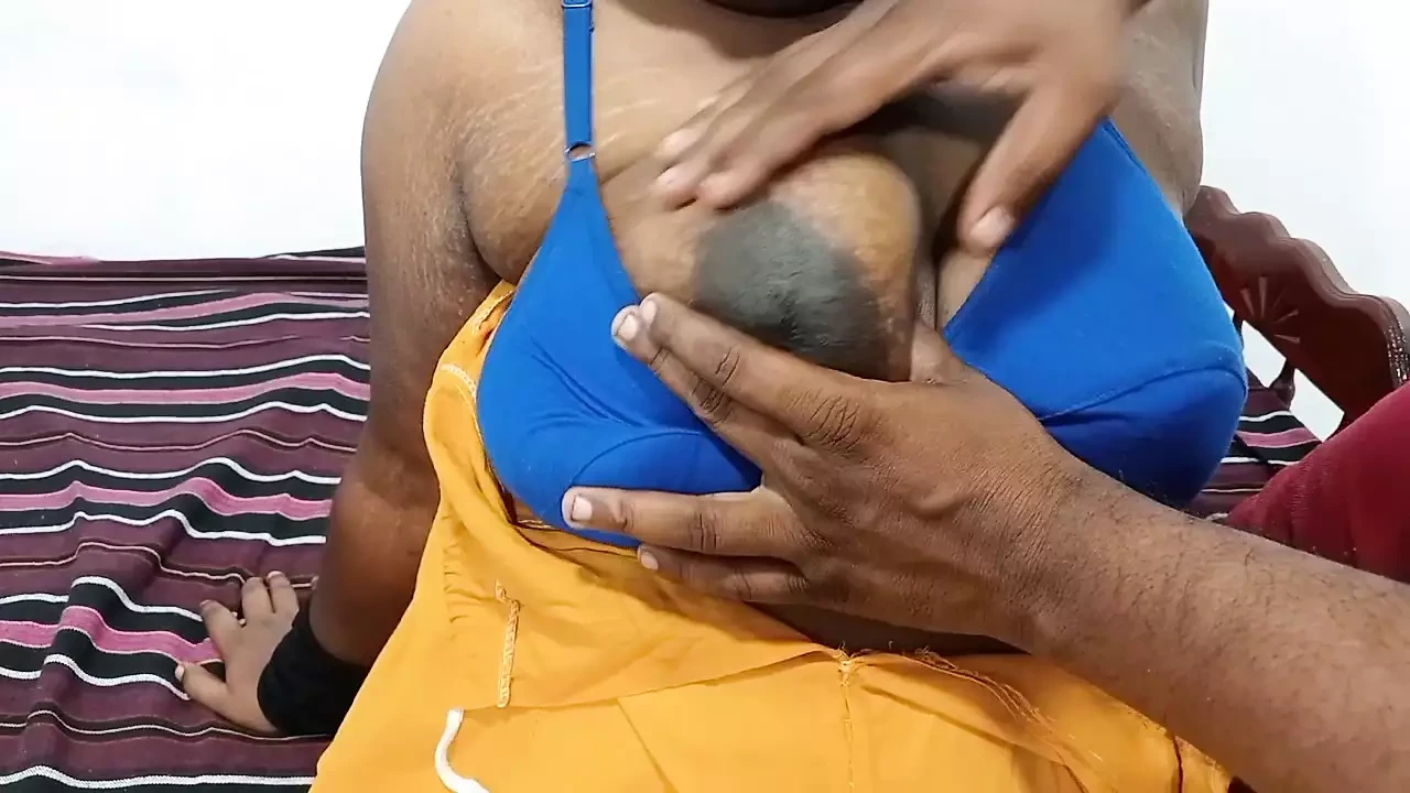 Soție tamilă cu țâțe mari suge pula fierbinte și își fute soțul tamil vorbind murdar
