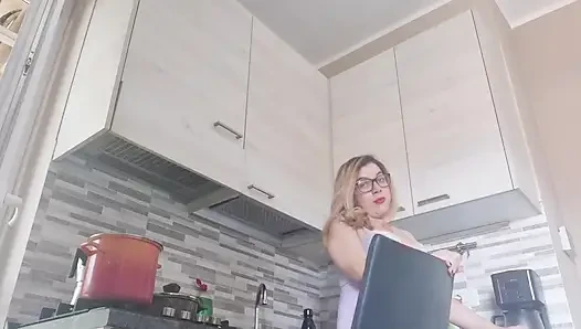 Gadis panas di dapur tanpa celana dalam