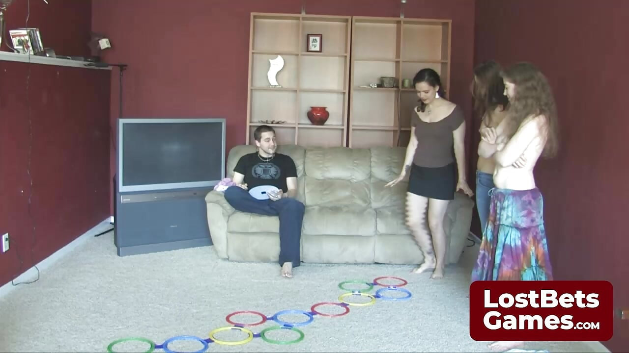 As meninas estão em um passeio selvagem com um jogo stripscotch