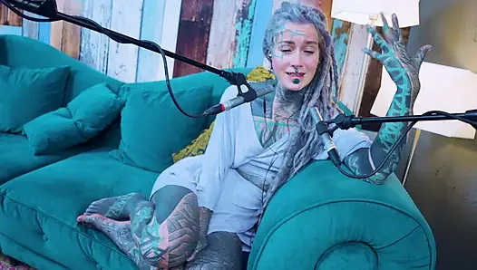 Ich spreche über G - Grattitude- ASMR podcast SFW spricht goth dünnes mädchen dreadlocks tattoo-model mit tinte mädchen