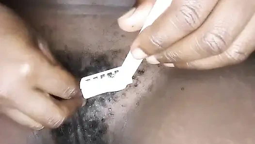 Azgın küçük amcığımı benimle tıraş et