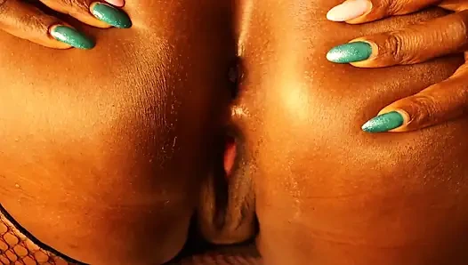 Komm und fick weiter meinen dicken arsch in netzstrümpfen