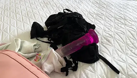 Neden çantamı kontrol ettin? "Arkadaşımın dildosunu valizinde buldum ve bir otel odasını paylaştıktan sonra seks yaptık."