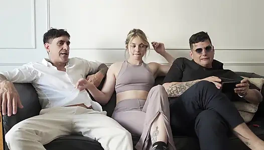 Мой друг хвастается своим состоянием передо мной, но его девушка хочет только мой член