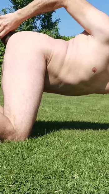 Faggot Sven Tews rucha dildo w ogrodzie