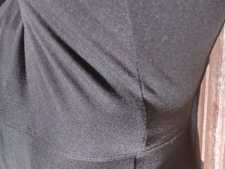 Sukkis faz xixi nas leggings usando espartilho