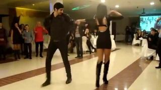 Chica circasiana bailando en tacones altos y vestido corto