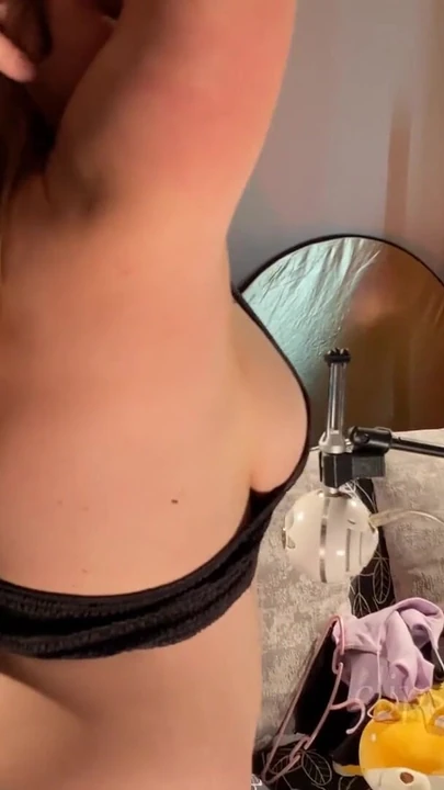 Spektakulärt ögonblick från "Braless Striptease - Modellering Crop Tops - Spets trosor Fetish"