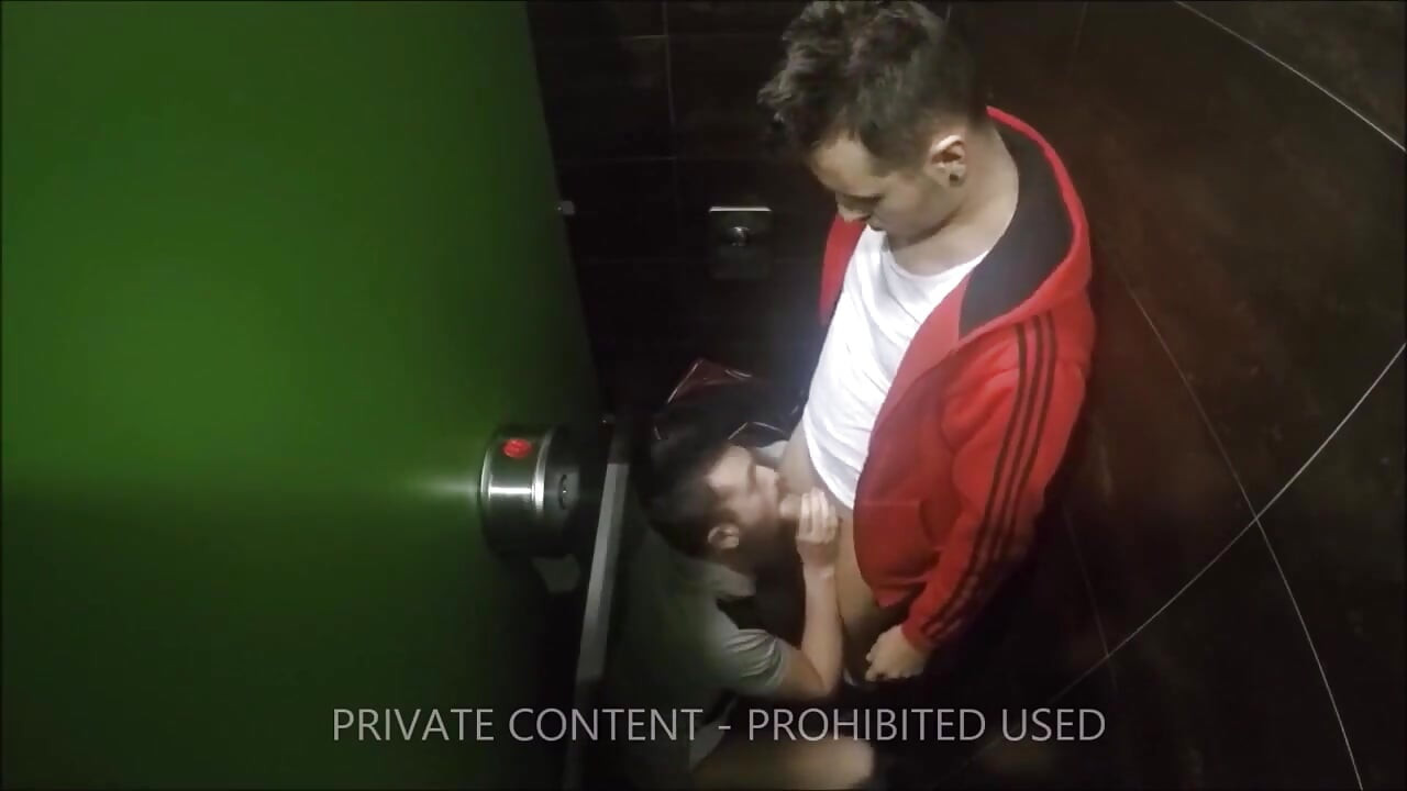 Follando En El Baño Público