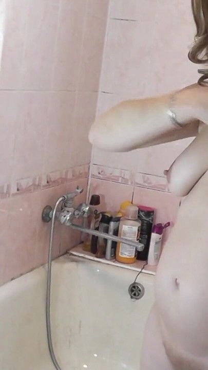 "Orta yaşlı seksi kadın platinum duş alıyor ve koltuk altlarını tıraş ediyor. Amcık, göt, meme uçları, doğal memeler orta yaşlı seksi kadın. Banyo"