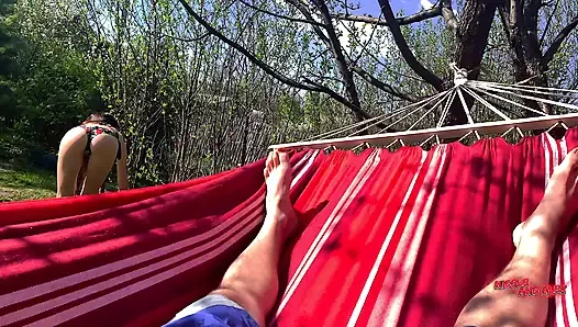 Kakak tiriku memata-mataiku dan ngocok kontolku di pantatku