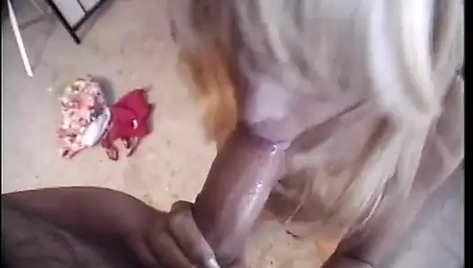 Ibu rumah tangga nakal rambut pirang kulit hitam dengan celana dalam merah muda seksi dicrot di muka