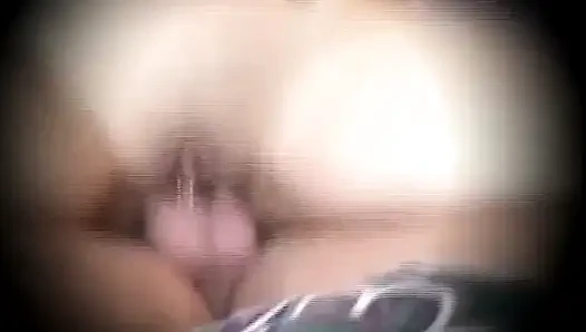 Göğüsleri ve amında piercingli kız emiyor ve büyük yarağı boşaltıyor