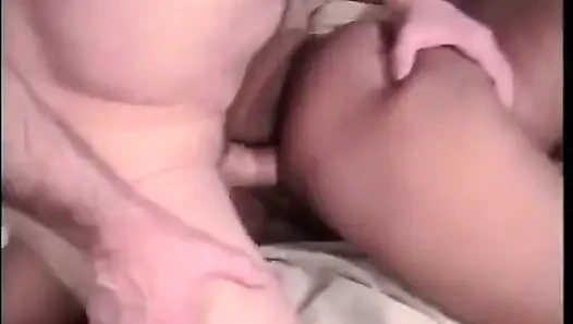 Güzel sevimli hatun yalnız tıraşlı sıkı amcığını sikmek için arkadaşını çağırıyor