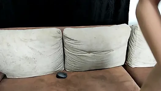 Utangaç üvey kız kardeş oral seks, gırtlağına kadar alıyor ve götünü parmaklıyor