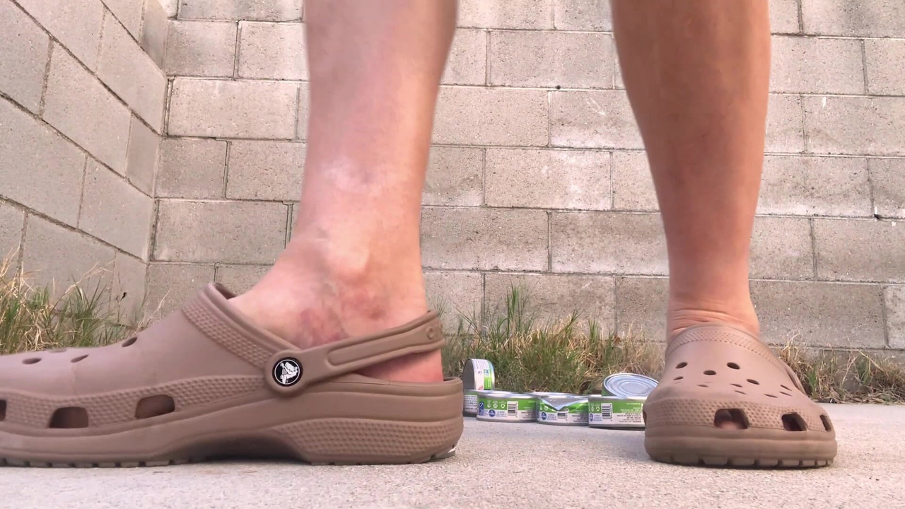 Blikjes verpletteren in Crocs