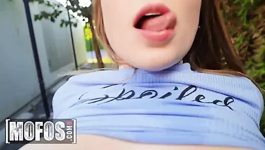 MOFOS - sexy laney grey macht das beste aus einem ungeplanten Stopp, indem sie Charles hart im Freien reitet