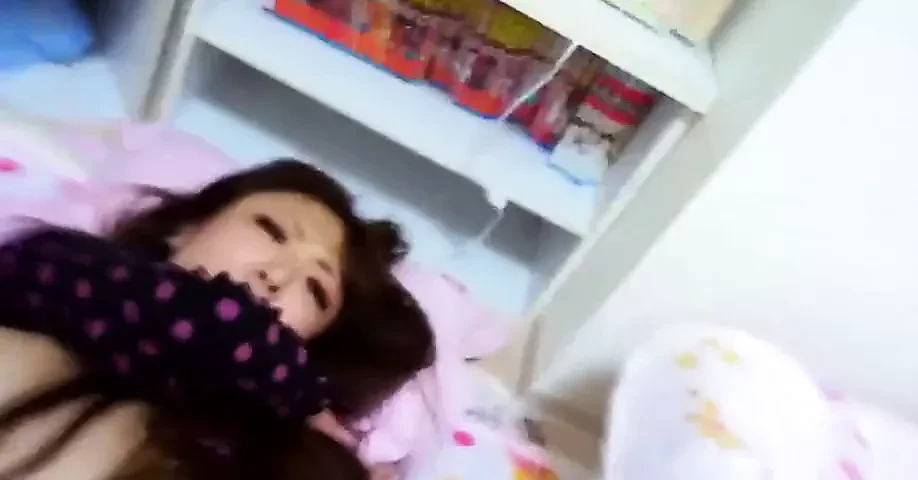 Jolie japonaise qui jouit fort en missionnaire