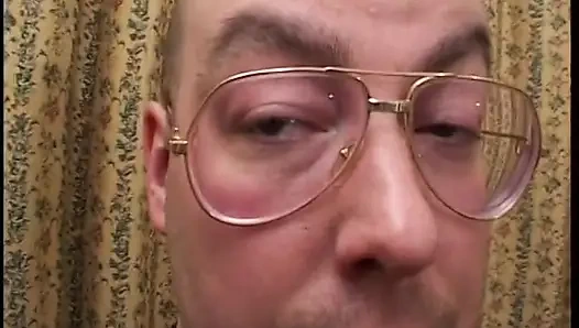 Pelacur rambut pirang lagi asik fingering memeknya dan nyepong kontol ngaceng pria ini