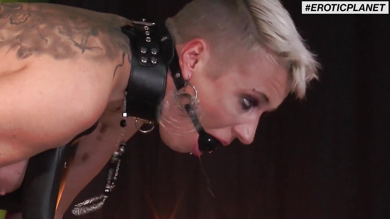 Blonde deepthorat - German BDSM
