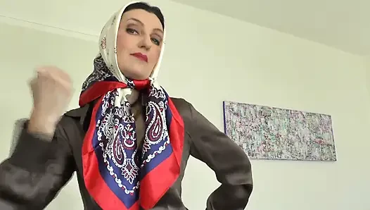 Öğleden sonra başörtüsü denemesi, Lady Victoria Valente
