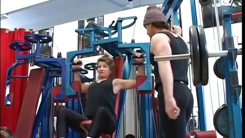 Cachonda madura en el gimnasio trata de seducir a su entrenador