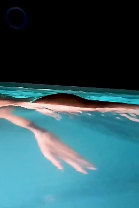 Vagabunda nua em noite de cadela debaixo d'água